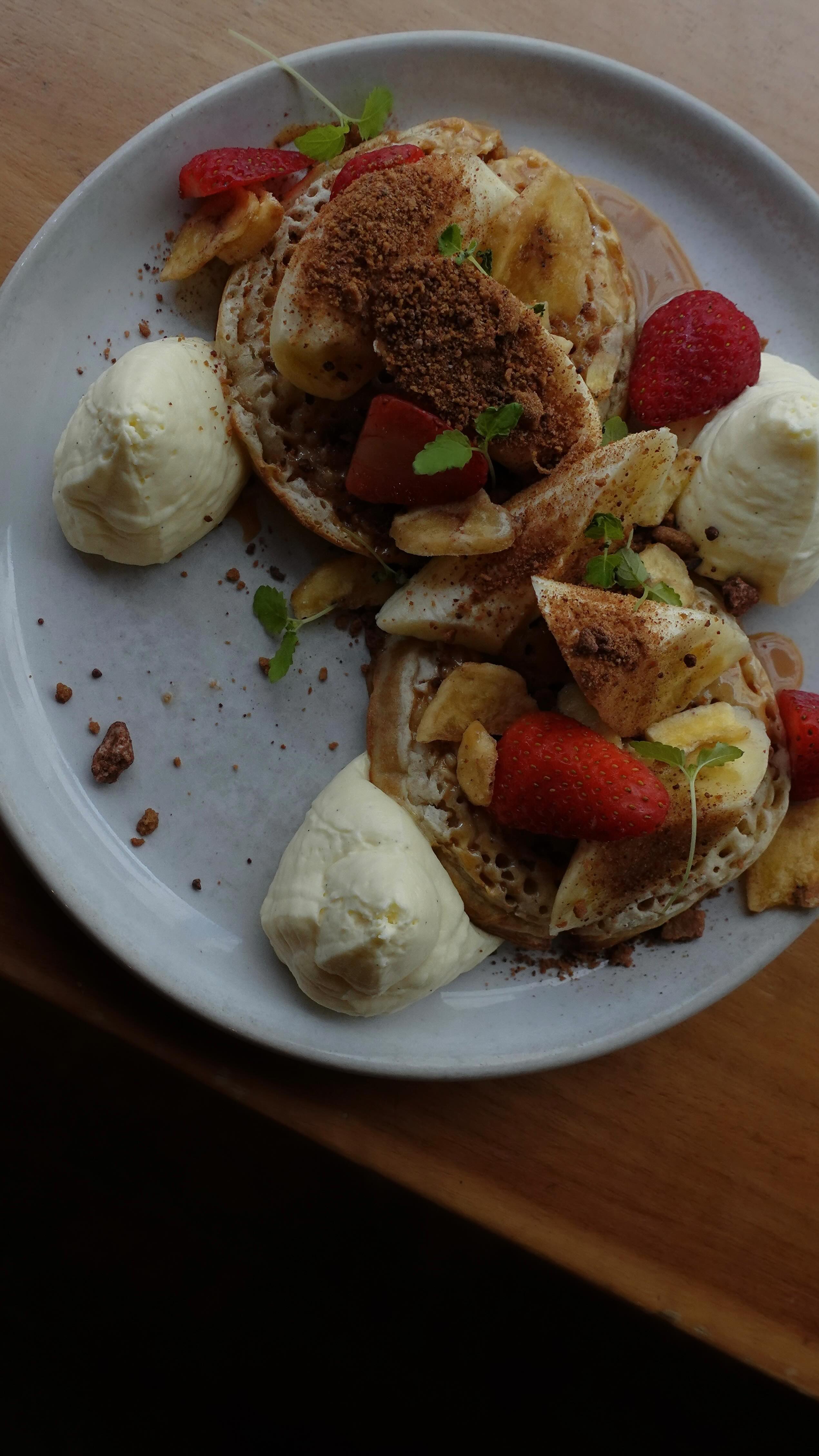 Vanilla pancakes with strawberries and cream